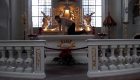 Un hombre realiza flexiones en el altar de una iglesia