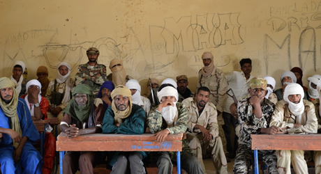  Des hommes armés assis dans une salle à Ber, Mali.© HCDH/Kaylois Henry