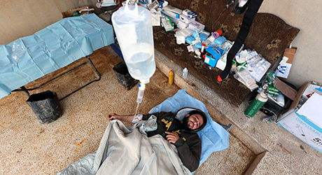  An Iraqi man who was injured in an alleged mortar attack by Islamic state fighters (IS). © EPA/Ahmed Jalil