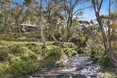 Brookside Cottage - Jamison Creek in foreground