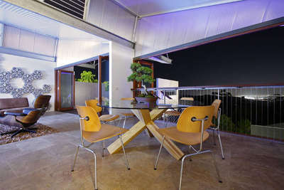 Seamless indoor/outdoor dining 