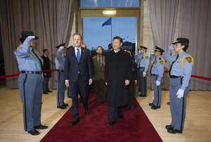 Xi Jinping (centre right), President of the People's Republic of China, is welcomed by Michael Møller (centre left), Director General of the United Nations Office at Geneva (UNOG), on his arrival at UNOG, 18 January, 2017.