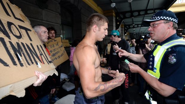 Police giving deaf homeless man Jonathan 'Link' Hardy a 15-minute warning to move on.