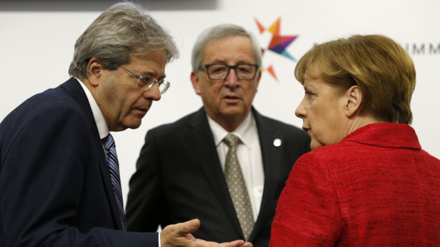 La chancelière allemande, Angela Merkel, parle avec le président de la Commission européenne, Jean-Claude Juncker (à gauche), et le premier ministre italien, Paolo Gentiloni, au Sommet de l'UE à Malte.