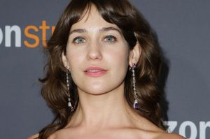 Actress Lola Kirke received death threats after showing off her armpit hair at the Golden Globes last month.