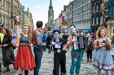Street performance at Edinburgh Festival Fringe on the Royal Mile, Edinburgh. EMBARGOED FOR GOOD WEEKEND, NOV 12/16 ...