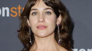 Actress Lola Kirke received death threats after showing off her armpit hair at the Golden Globes last month.