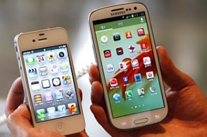 An Apple iPhone 4S (L) and a Samsung Galaxy S III are displayed at a store in Seoul August 24, 2012. Apple Inc. scored a ...