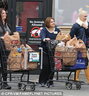 Enough food there? Gwen was seen in the parking lot as an employee helped her push another cart to the car