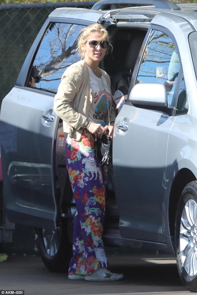 Mom knows best: Elsa rocked a fun pair of purple trousers and a hippie chic top 