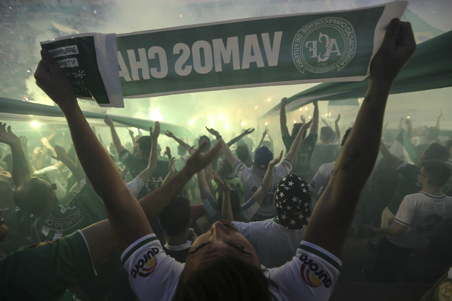 Fans of Chapecoense soccer team pay tribute to Chapecoense&#039;s players at the Arena Conda stadium in Chapeco, Brazil, November 30, 2016. (Paulo Whitaker, Reuters)