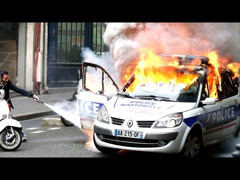 Police car set on fire in Paris