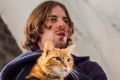 Luke Treadaway plays James Bowen in <i>A Street Cat Named Bob</I>. Bob plays himself. 