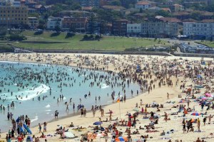 Thousands flock to Bondi Beach (Dean Lewins: AAP)