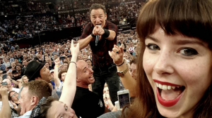 This girl took the most boss selfie with Bruce Springsteen