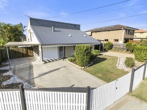 FAMILY HOME WITH A DIFFERENCE IN FLINDERS VIEW