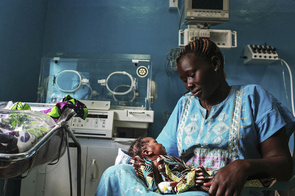 Midwives' care during childbirth drastically improves outcomes for labouring mothers