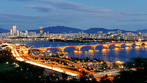 Panorama da cidade de Seul, com as pontes sobre o rio Han