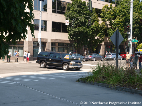 President Obama's motorcade rolls through Seattle