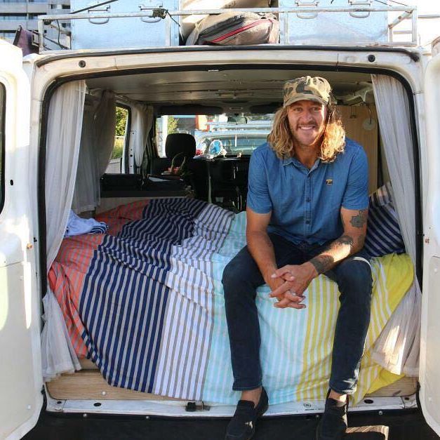 This is Mark Hamburger — the Australian Baseball League’s top-rated pitcher last season. ⚾️ Since moving to Australia last year, the 30yo American has lived a somewhat different lifestyle. 
Rather than rent a house, he instead lives in his campervan, which he often just parks at a team-mate's house. 😎 (📸 abcnews_au Patrick Wood)