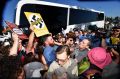 Anti-racist activists stop Q Society members boarding a bus at St Kilda Marina.