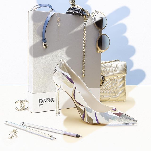 Is it art or accessories? Both, we reckon, thanks to clever curation and pretty picture-taking by our stylist @francesmocnik ⠀
⠀
Dioressence pump and gold bracelet: @christiandior_fashion⠀
Serpenti Forever bracelet and Flap Cover bag: @bulgariofficial⠀
Earring: @sarahandsebastianjewellery⠀
Sunglasses: @petercoombseyewear ⠀
Pencils: @macleayonmanning⠀
Brooch: @chanelofficial ⠀
⠀
#jewellery #jewelleryart #luxuryaccessories #accessories #fashion ⠀
⠀