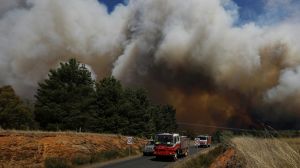 Firefighters respond to a fire at Carwoola, southeast of Canberra on Friday 17 February 2017. fedpol Photo: Alex Ellinghausen