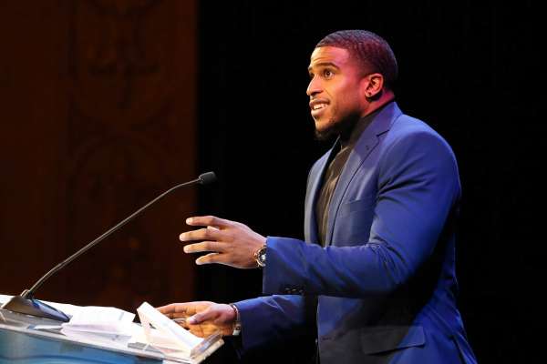 Seahawks linebacker Bobby Wagner accepts the 2016 Male Sports Star of the Year Award during the MTRWestern 82nd Annual Sports Star of the Year Awards, Feb. 8, 2017, at the Paramount Theater.