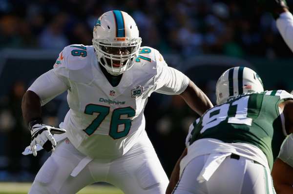 EAST RUTHERFORD, NJ - NOVEMBER 29:  Branden Albert #76 of the Miami Dolphins in action against the New York Jets during their game at MetLife Stadium on November 29, 2015 in East Rutherford, New Jersey.  (Photo by Al Bello/Getty Images)