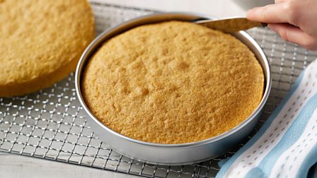 Removing cakes from a cake tin