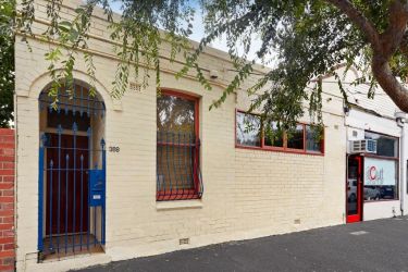 Converted Port Melbourne shop sells $300,000 over reserve, vindicating bank managers punt