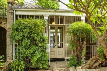 Historic Darlinghurst cottage sells for $450,000 over reserve in hot auction