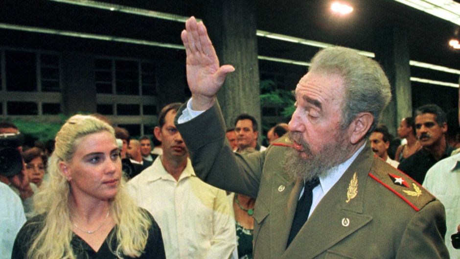 Fidel Castro with Australian marathon-swimmer Susie Maroney after presenting a certificate of honour for her successful crossing from Jamaica to Cuba in 1999.