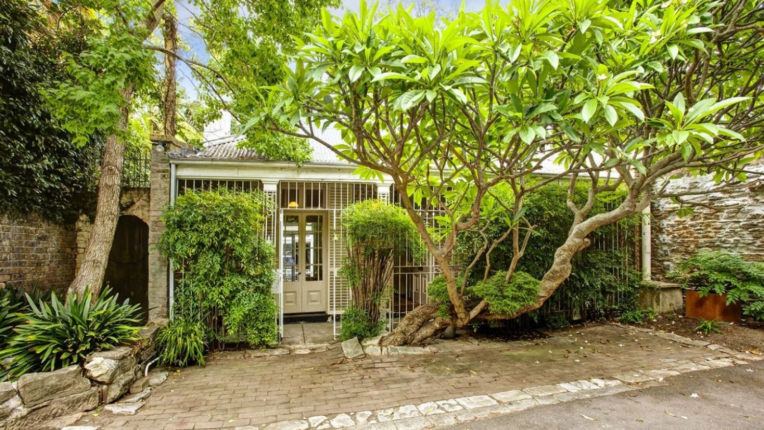 The 1830s brick cottage belonged to the late arts patron Jane Macgowan.