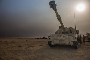 A U.S. Army M109A6 Paladin waits to be fired in support of day-one of the Iraqi security forces’ advance toward Mosul to retake the city from the Islamic State of Iraq and the Levant at Qayyarah West, Iraq, Oct. 17, 2016.