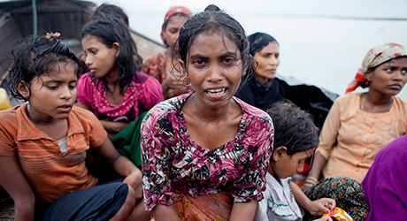  Chica musulmana de la etnia rohingya llora mientras se sienta en un barco interceptado por los miembros de la guardia de frontera de Bangladesh (BGB) en Teknaf, Bangladesh