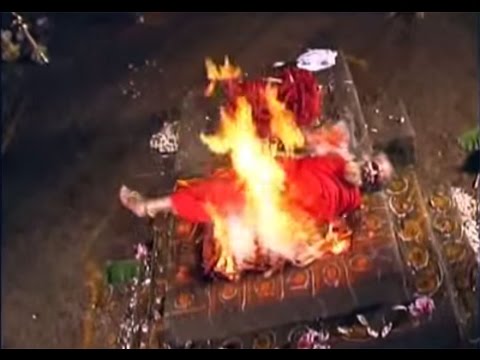 MIRACLES OF HINDUISM  - A HINDU SAINT ON FIRE BED UNHARMED