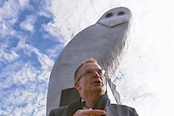 Public artwork: Jon Stanhope unveils the $400,000, 8 metre fibreglass owl sculpture on Belconnen Way.