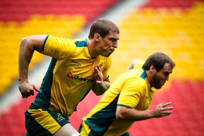 Dan Vickerman runs at Wallabies training