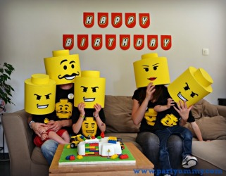 Lego head photo shoot : <a href="http://partyummy.com/cms/2014/07/anniversaire-lego/" target="_blank">partyummy.com</a>