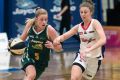 Ranger Aimee Clydesdale races down the court against Adelaide's Sarah Elsworthy. 