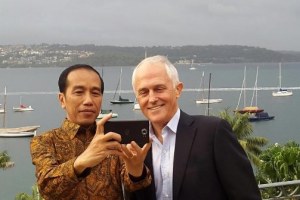 Indonesian President Joko Widodo takes a selfie with Australian Prime Minister Malcolm Turnbull. (Instagram/Malcolm Turnbull)