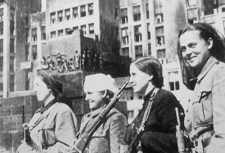 soviet_partisan_in_liberated_minsk_1944