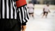 Un arbitre de hockey mineur.