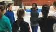 La championne de patinage artistique Surya Bonaly sur la patinoire avec des jeunes de Kapuskasing