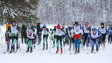Un groupe de jeunes en ski de fond