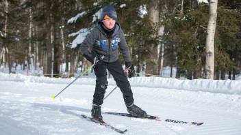 Maxence Côté peut faire du ski grâce à l’Association des amputés de guerre