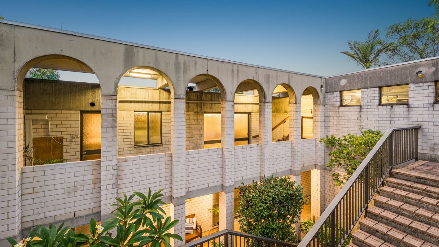 The original 1980s property sold for $2,622,000 – $272,000 above reserve.