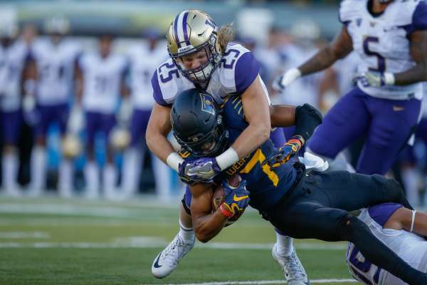 EUGENE, OR - OCTOBER 08:  Wide receiver Darren Carrington #7 of the Oregon Ducks is tackled by linebacker Ben Burr-Kirven #25 of the Washington Huskies on October 8, 2016 at Autzen Stadium in Eugene, Oregon.  (Photo by Otto Greule Jr/Getty Images)