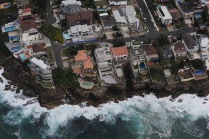 Waterfront property in Sydney's eastern suburbs (AAP: Dean Lewins)